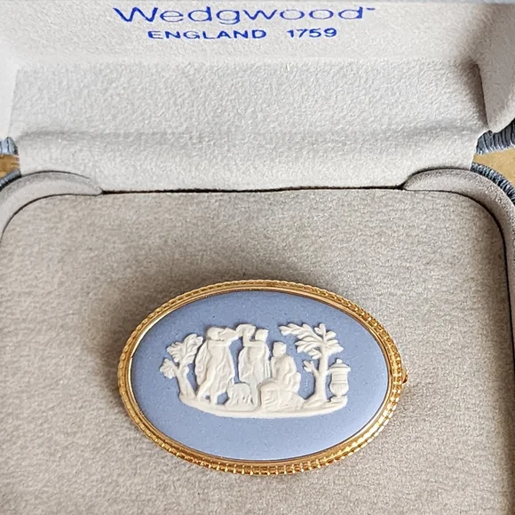 Vintage Wedgwood Jasperware Gold Plated Cameo Brooch | New in Original Box - Picture 2 of 8